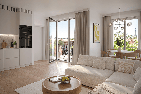 Helles Wohnzimmer mit offener Küche, Sofa und Zugang zum Balkon
