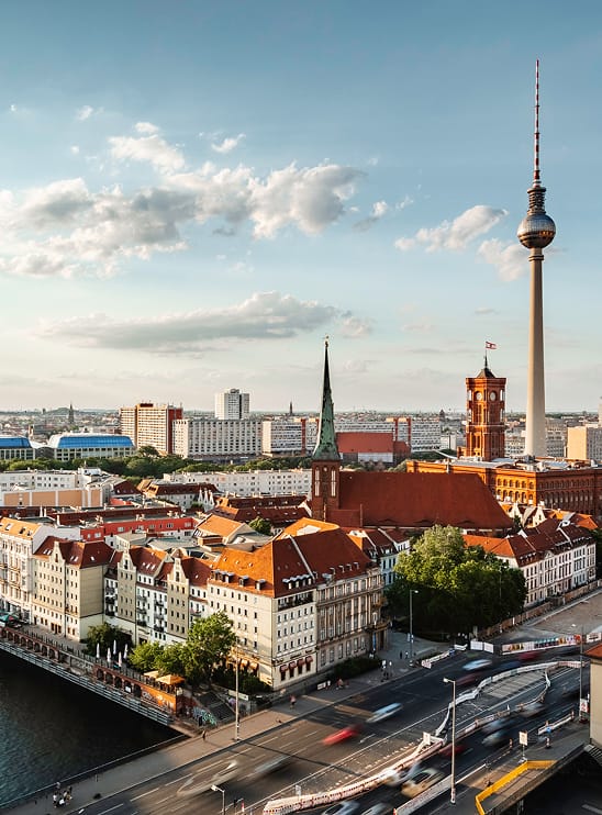 Berliner Stadtpanorama mit Fernsehturm, Rotem Rathaus und Altbauten an der Spree