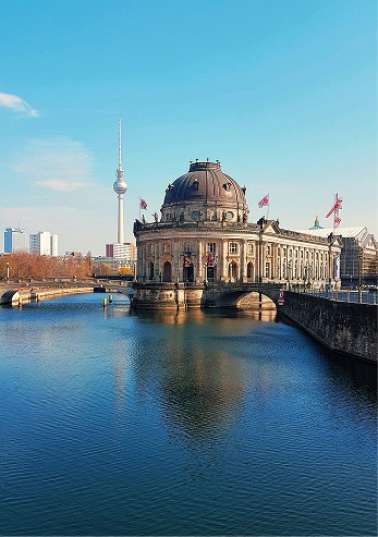 Bode-Museum auf der Museumsinsel an der Spree mit Fernsehturm im Hintergrund