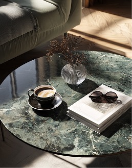 Grüner Marmor-Couchtisch mit Kaffeetasse, Buch, Sonnenbrille und Trockenblumen in Glasvase