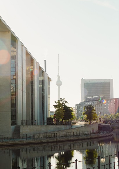 Blick entlang der Spree mit Fernsehturm und modernem Gebäude im hellen Morgenlicht