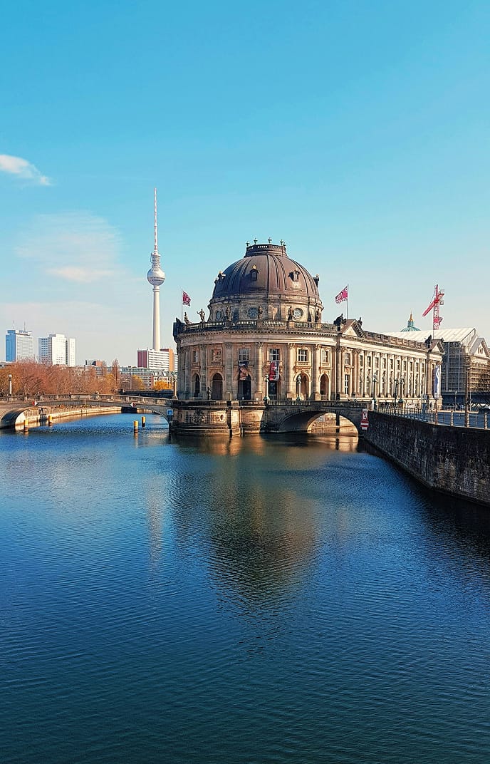 Kuppel des Bode-Museums auf der Museumsinsel mit Fernsehturm und der Spree
